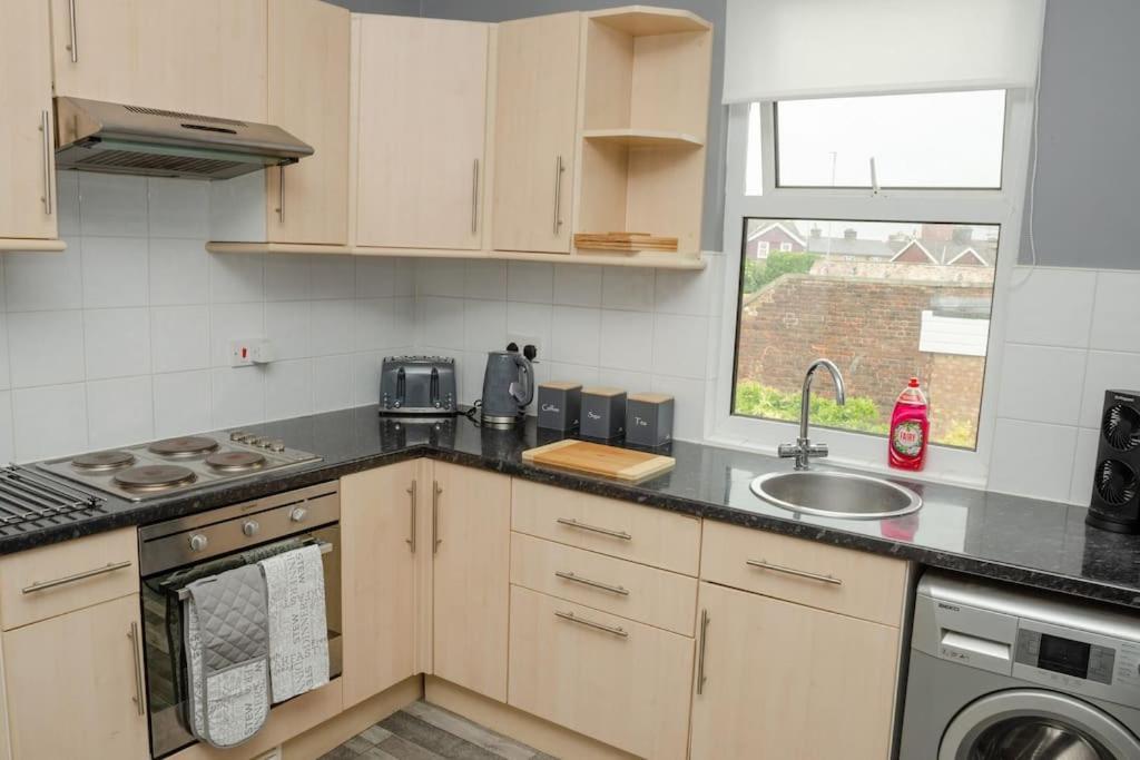 Peaceful & Spacious Family Home In Eastbourne! Exterior foto
